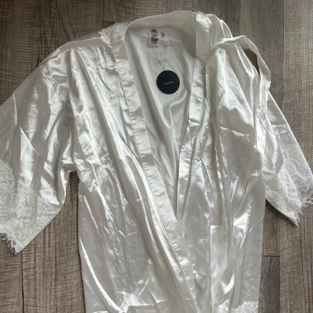 Lulu’s White Satin Robe - Picture 4 of 5